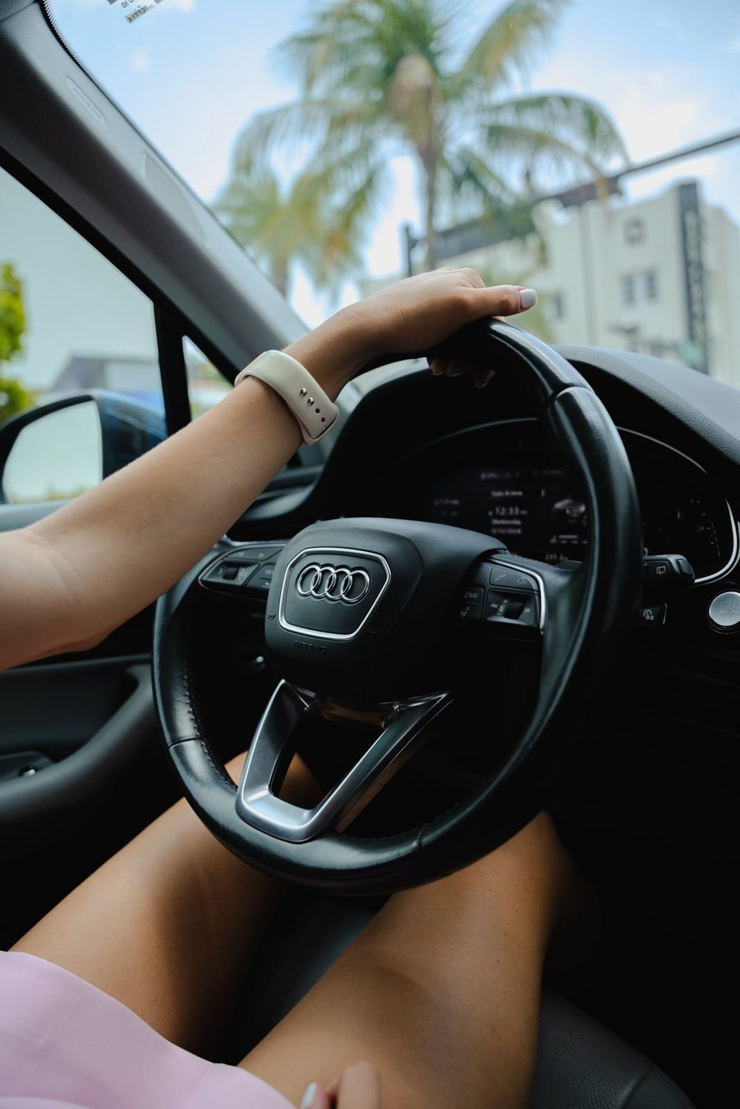 Manos al volante de un auto deportivo